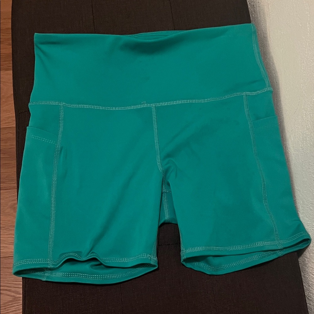 #1057+ Daisy Fuentes Sport Short - Picture 1 of 6